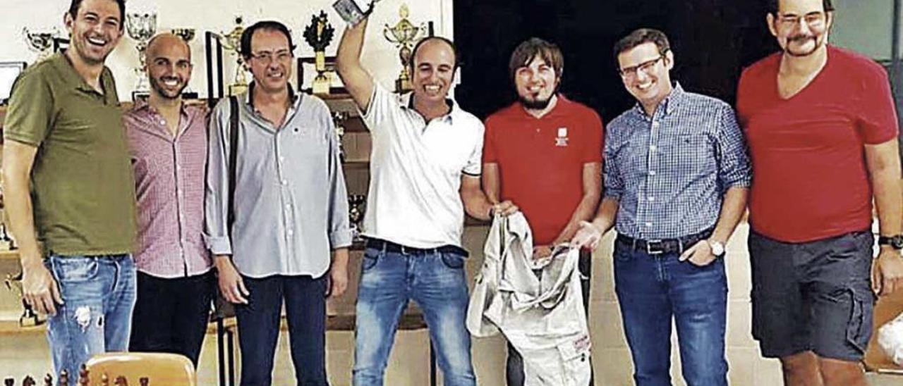 El San Cayetano Sa Dragonera posa tras recibir el trofeo de campeón autonómico de 2017.