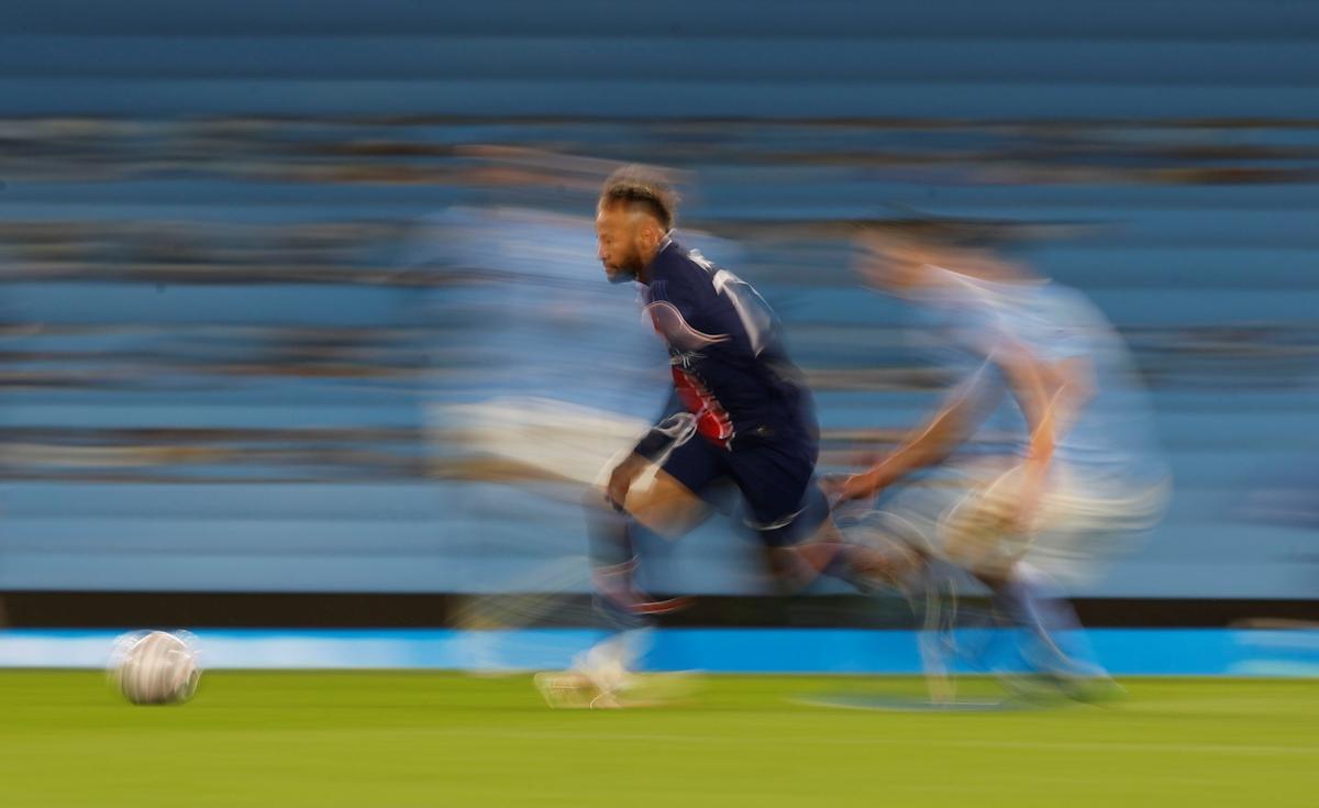 Neymar, en una jugada de ataque del Paris SG en el Etihad ante el Manchester.