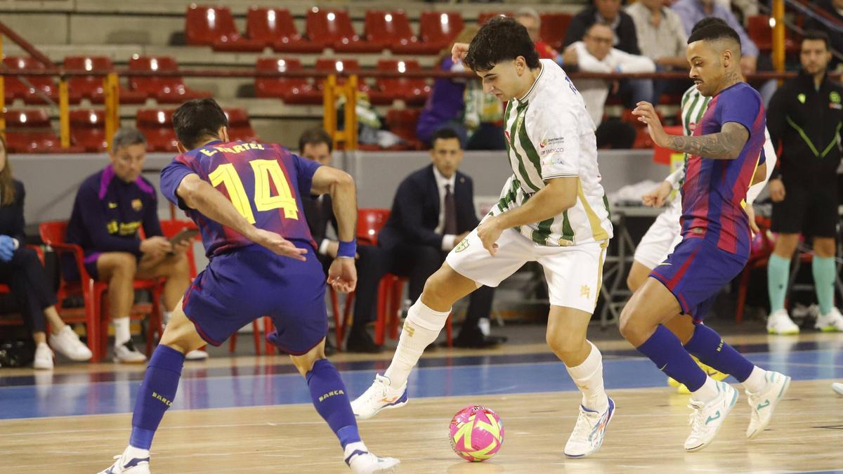 Tomás Pescio intenta superar a dos rivales del Barça.