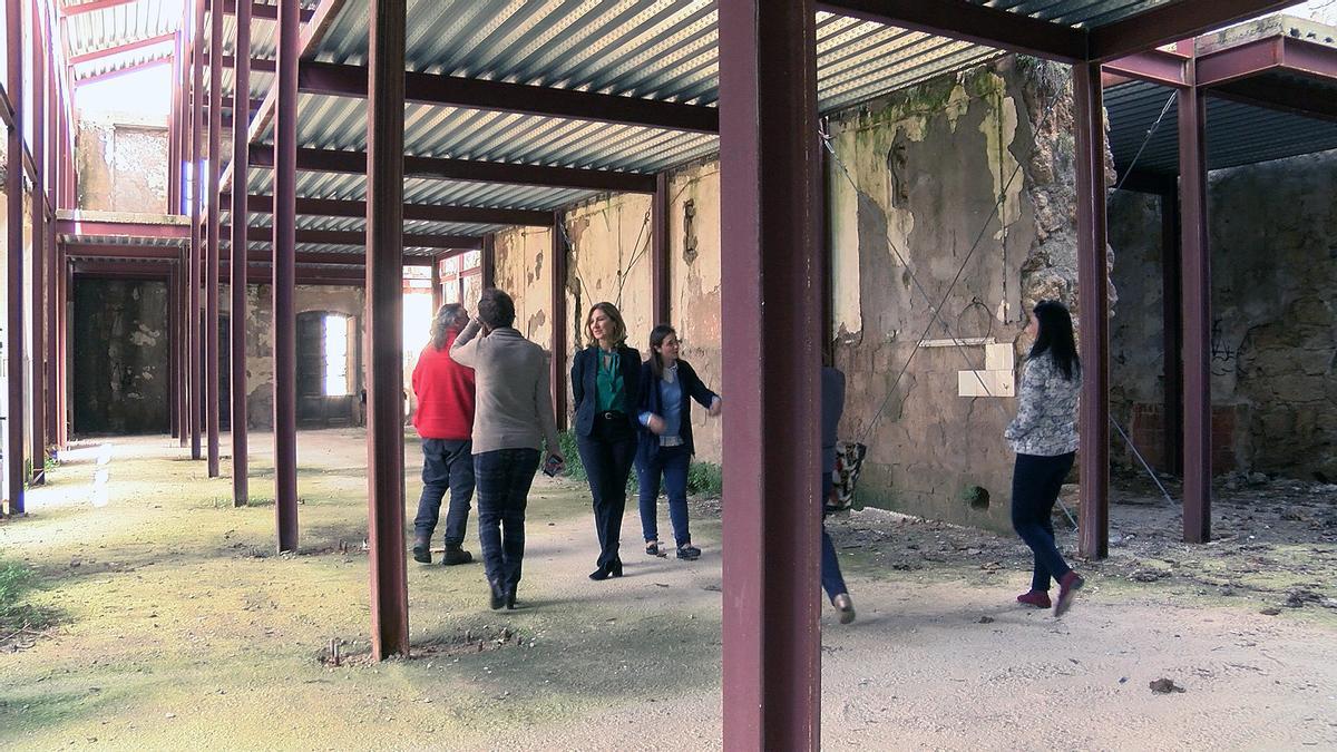 Interior de la antigua almazara durante una de las visitas realizadas por técnicos y autoridades.