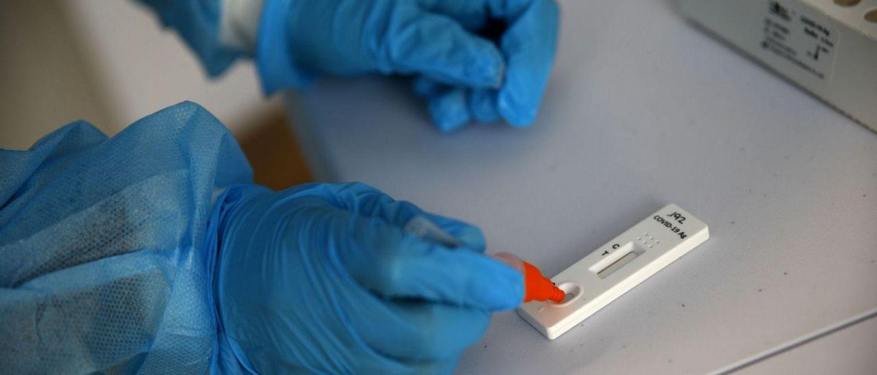 Un sanitario realiza un test de antígeno de COVID-19.