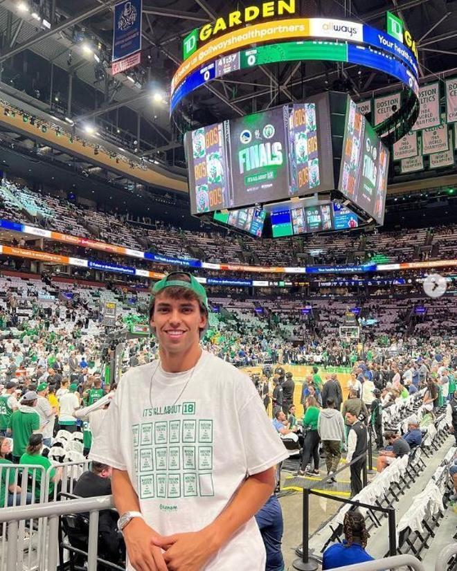 Joao Félix, en un partido de NBA, un fan más de los Celtics