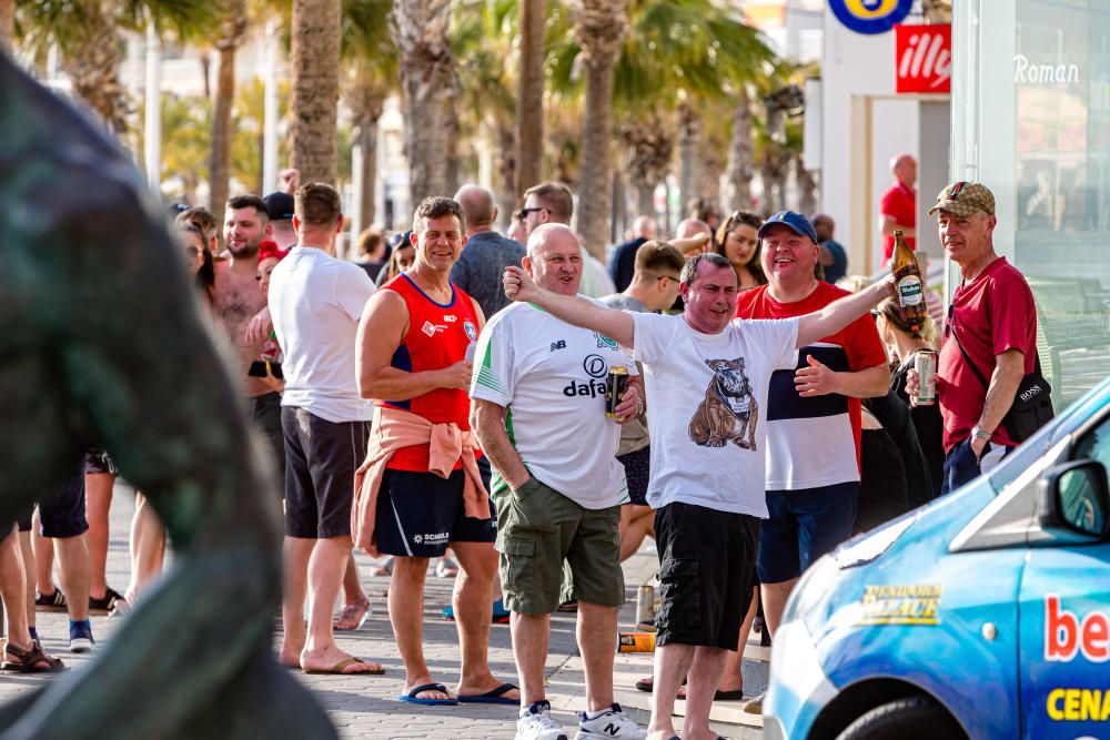 La Policía Local disuelve grupos de ingleses bebiendo en las calles de Benidorm