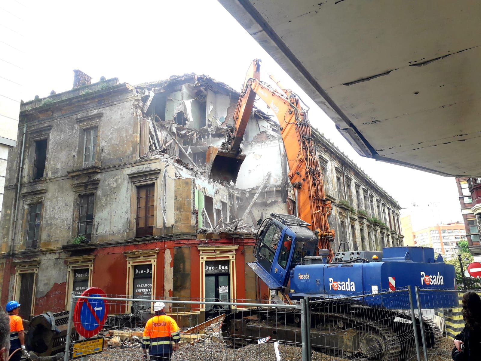 Así fue el derribo del histórico edificio de El Jazmín en Gijón (en imágenes)