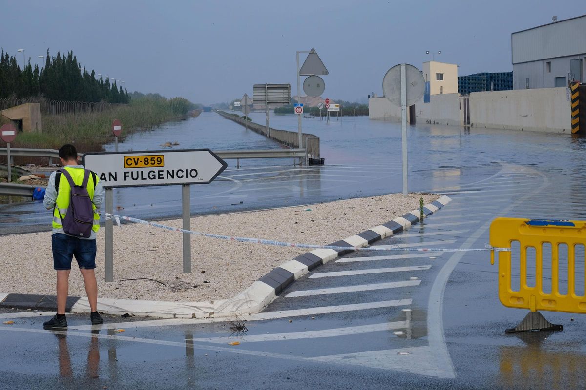 Una de las carreteras de comunicación con San Fulgencio desde la N-332 anegada por el agua en septembre de 2019