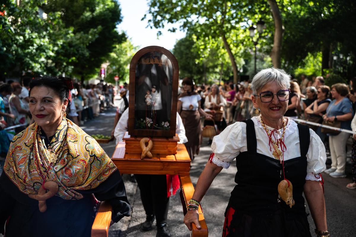 Fotogalería | Las imágenes de Jato: el desfile de los festejos de la provincia de Cáceres llena Cánovas con su colorido flolclórico