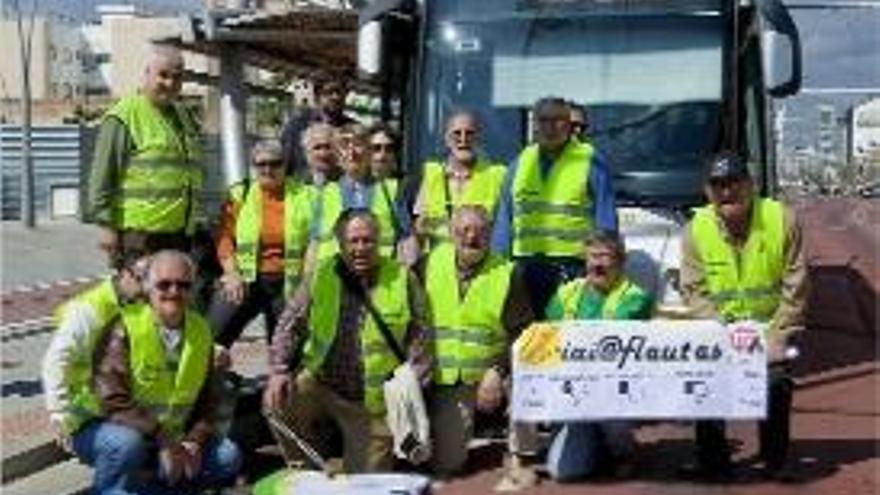 Los &quot;Iaioflautas&quot; pararon el Tram el jueves para protestar contra los políticos.