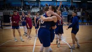 Las azulgranas celebran la victoria vital ante el Gernika