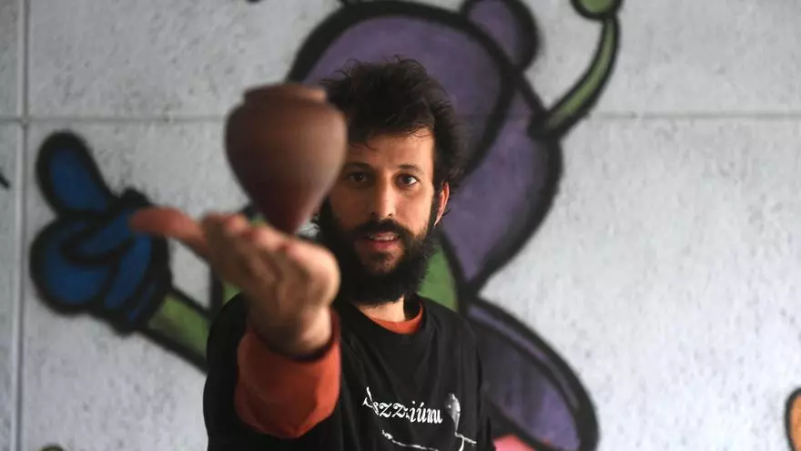 Guillem Vizcaíno, experto en peonzas, visita el colegio San Francisco Javier de A Coruña