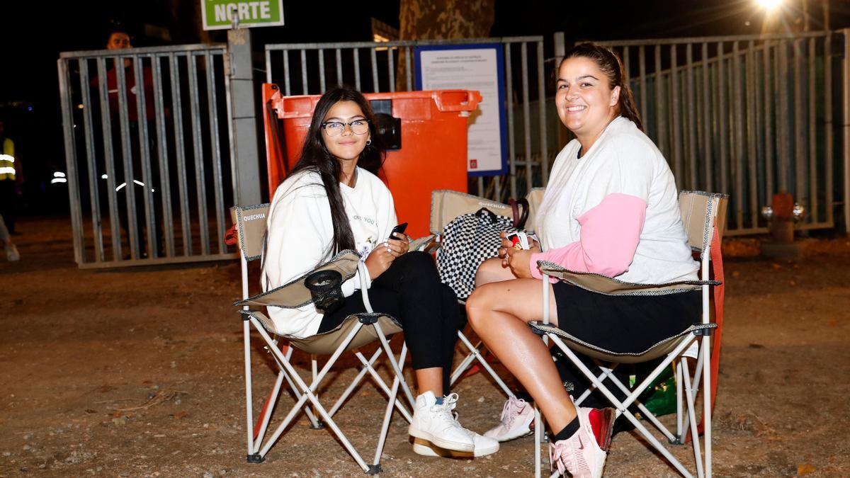 Las dos jóvenes, a las que pronto se unirá una tercera, hacen &quot;cola&quot; desde las cinco de esta tarde para el concierto de mañana de Dani Martín, en Castrelos.