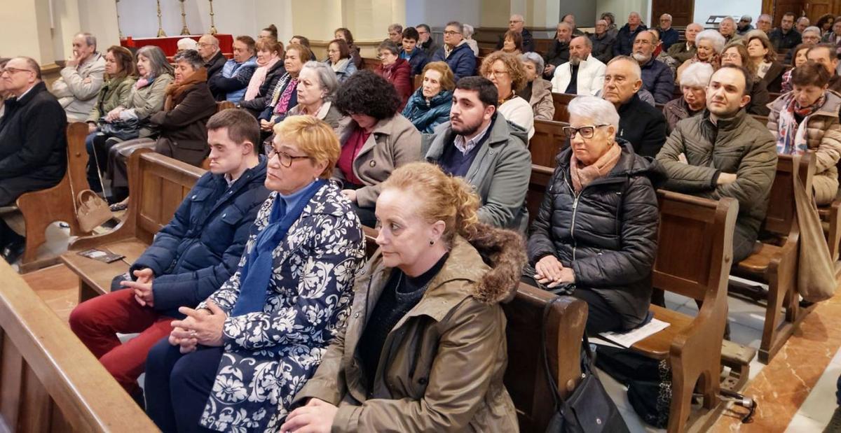 Asistentes a la lectura del pregón de la Semana Santa de Infiesto, ayer. | RAMÓN DÍAZ