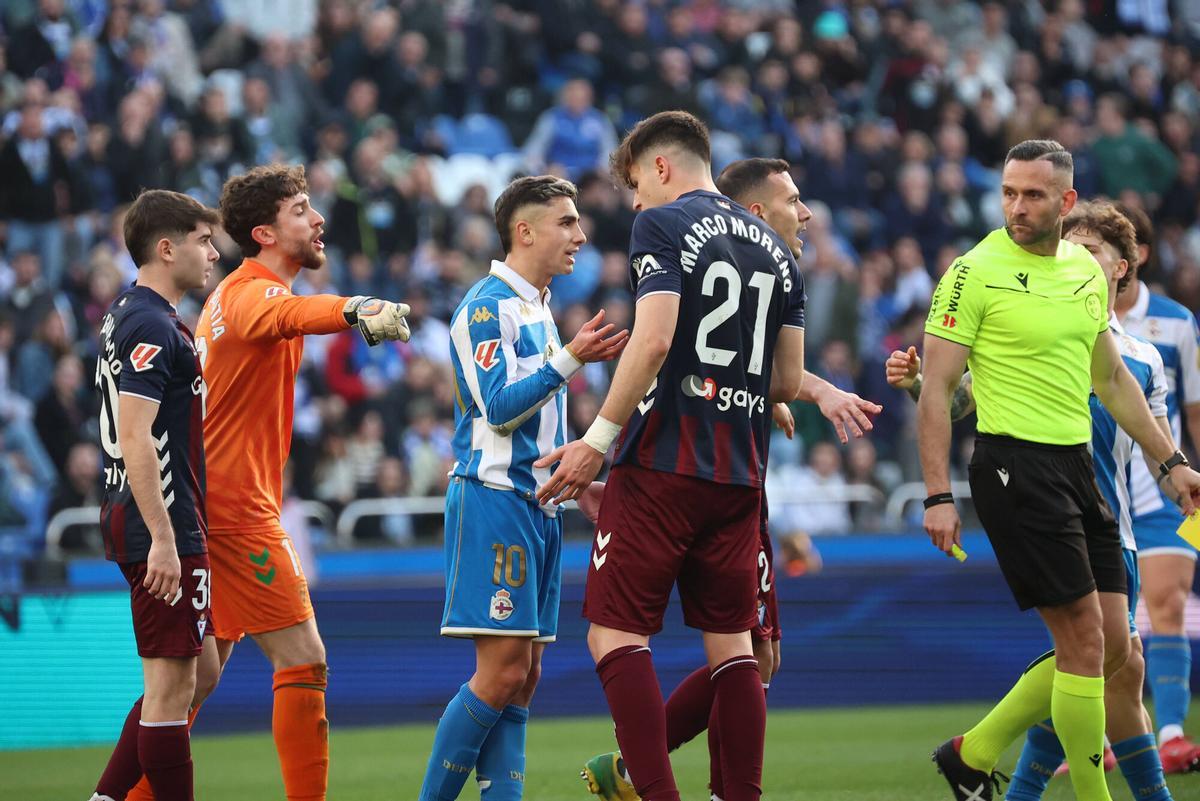 Un gol de Eddahchouri bastó para que el conjunto coruñés, muy limitado, se llevase la victoria