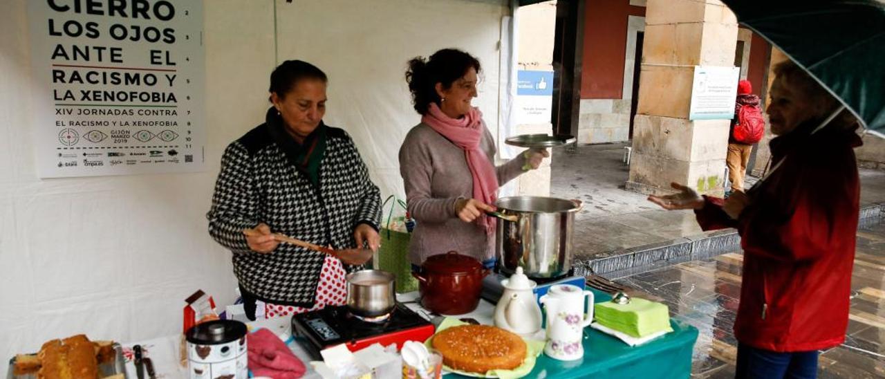 Adela Gabarri y Toñi Andrés, ayer, con el chocolate.