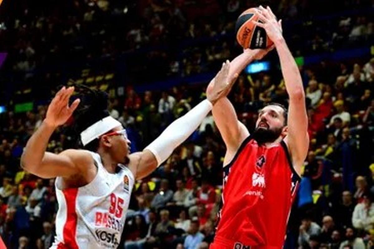 Chima Moneke trata de taponar un lanzamiento de Mirotic al que nadie pudo frenar