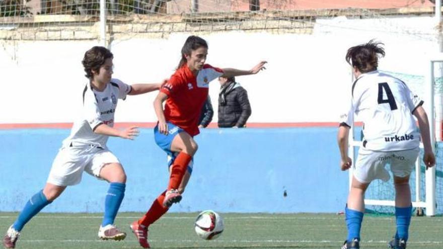 La jugadora mallorquina disputa un balón.