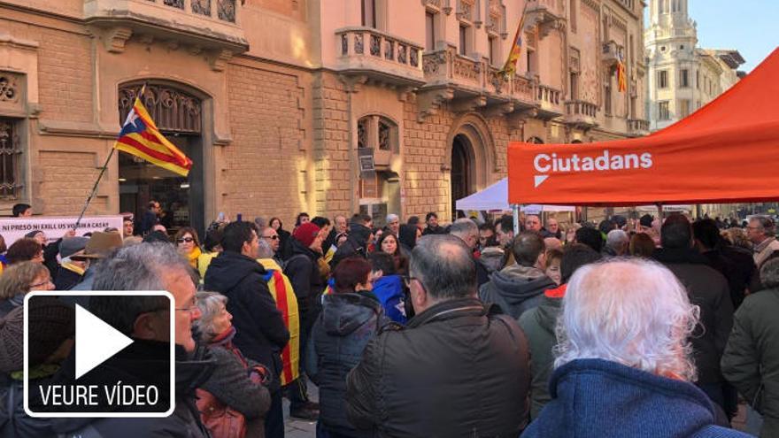 Independentistes increpen Cs i els obliguen a desmuntar una carpa a Vic