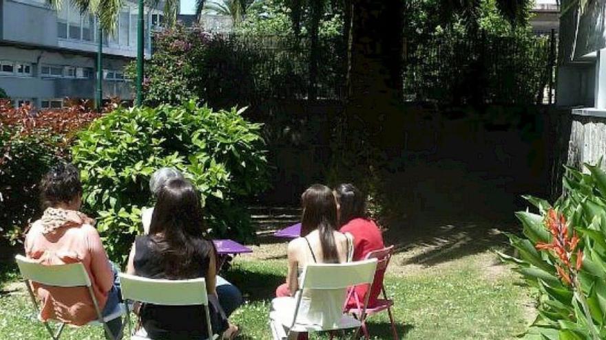 Un grupo de pacientes de ABAC reunidos durante una sesión.