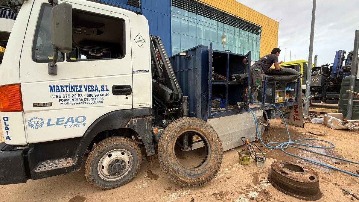 Un voluntario procede a la reparación de la cámara de un neumático