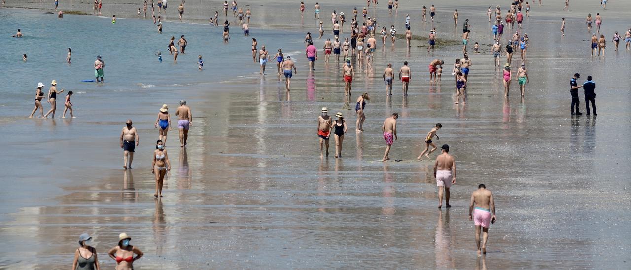 Paseantes en la playa de Silgar, en Sanxenxo.