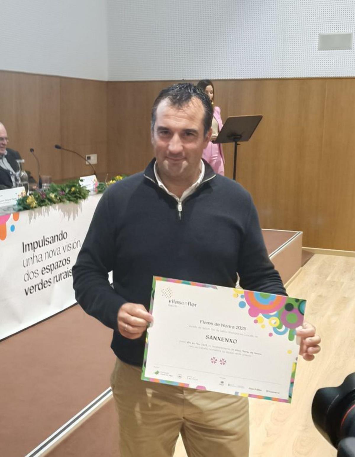 Yago Torres, con el diploma. |  FdV