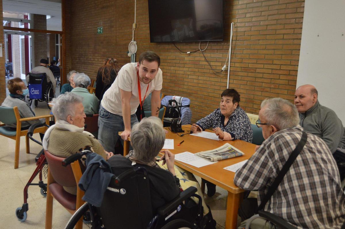 Uno de los corresponsales juveniles con algunos mayores de la residencia.