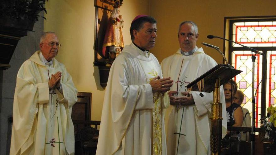 Martínez Camino, entre Aurelio Viña y Sergio Martínez, durante la celebración.