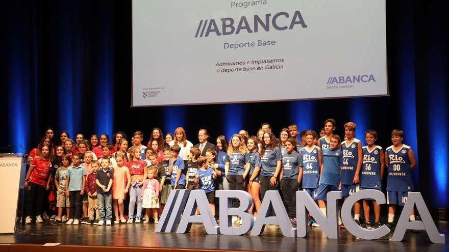 Algunos de los deportistas del programa de Abanca, con Escotet y Marta Míguez. // Xoan Álvarez