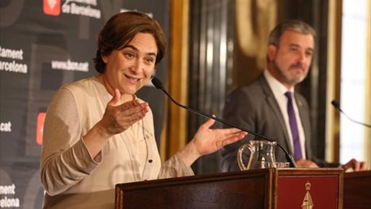 Ada Colau y Jaume Collboni, en el acto de firma del pacto de gobierno, en el 2016.