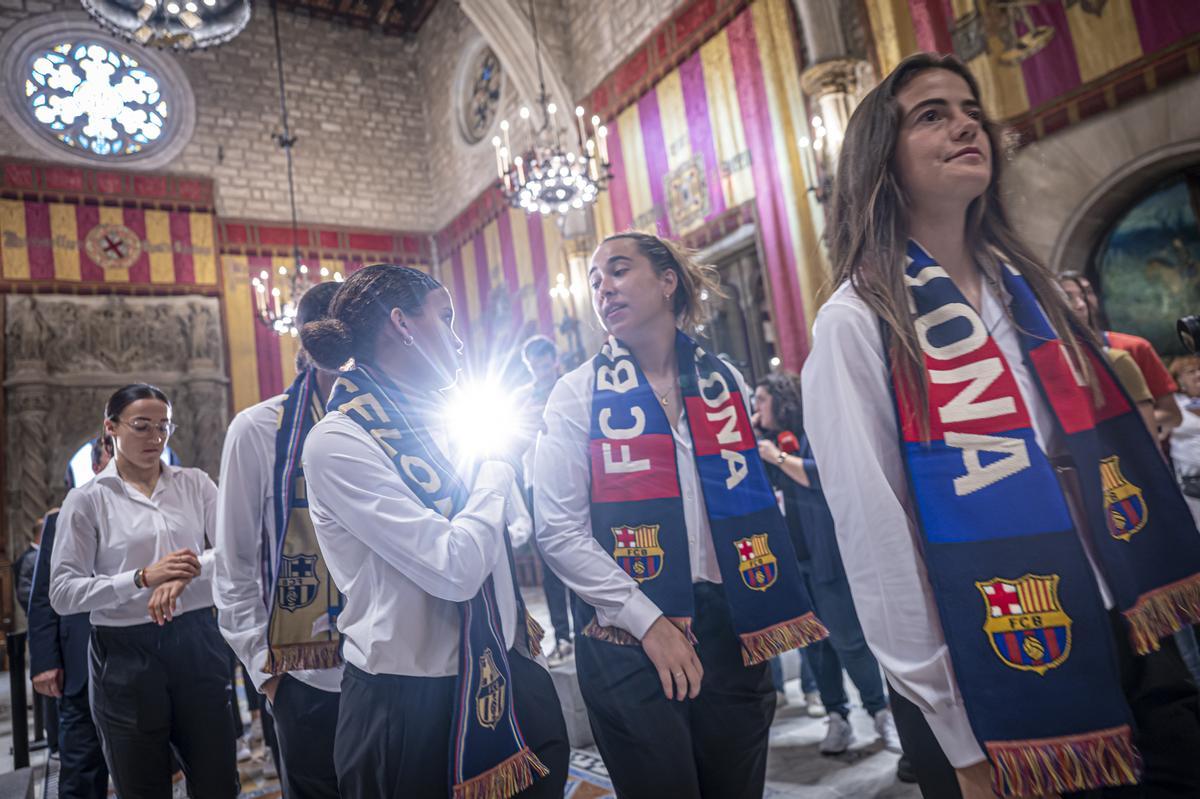 El Barça femenino celebra su Champions en la plaça Sant Jaume