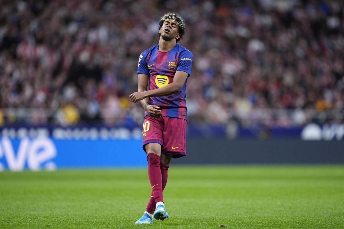Lamine Yamal se lamenta durante el partido ante el Atlético.