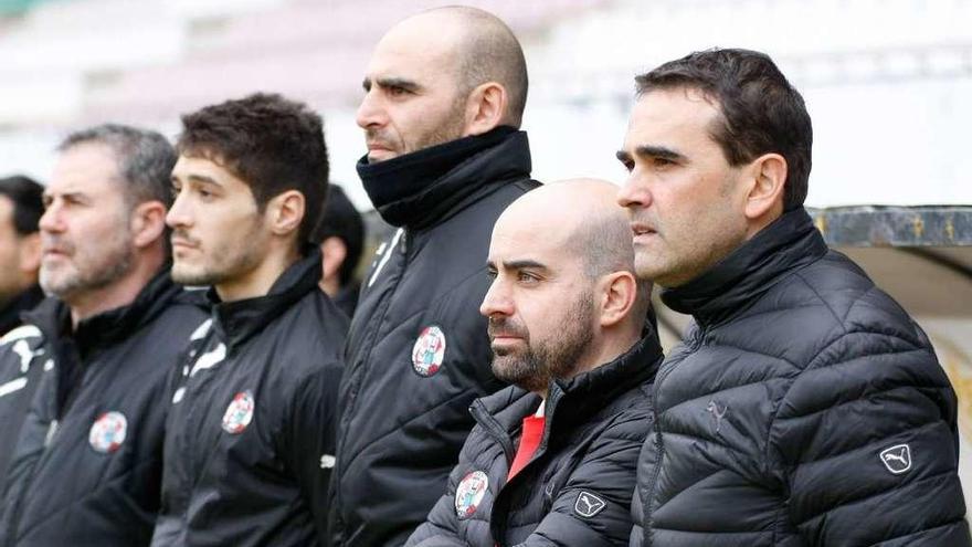 El cuerpo técnico del Zamora CF, antes de un partido.