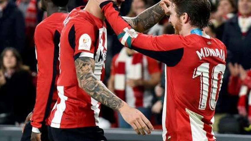 Muniain celebra con Unai Núñez su gol ante el Granada. // M. Toña