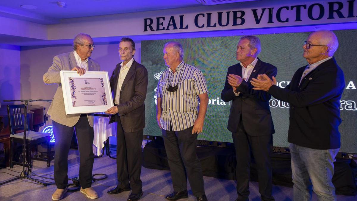 Momento del homenaje que del Real Club Victoria a Manolo Vieira, anoche.