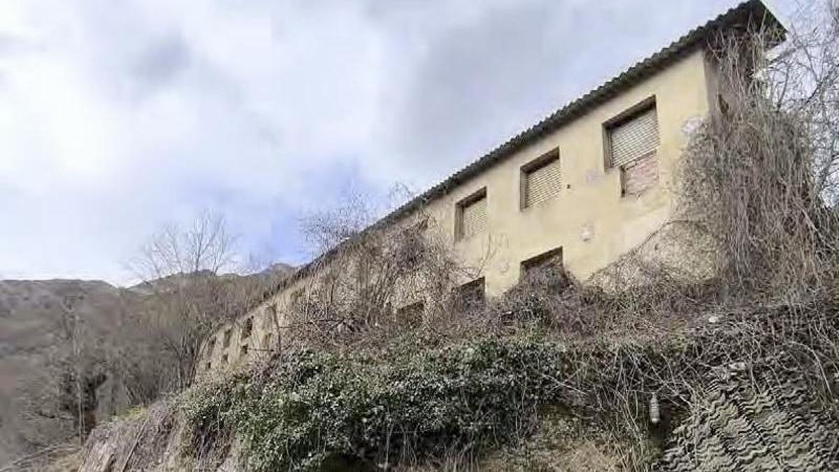 El edificio de la vieja planta avícola de Villamoréi, que se va a derribar.