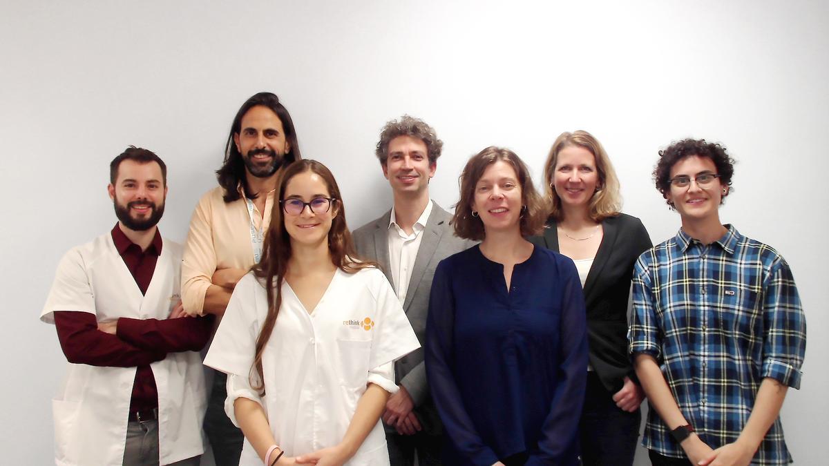 Manuel Luque (2i) y Szilvia Endrényi (2d) con el resto del equipo de la startup Rethink Medical.
