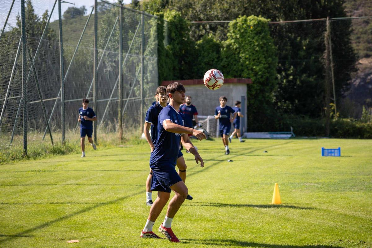 Arranca el Compostela de Carlos de Lerma: "La única manera de enganchar a la afición es demostrarlo en el césped" Arranca el Compostela de Carlos de Lerma: "La única manera de enganchar a la afición es demostrarlo en el césped"