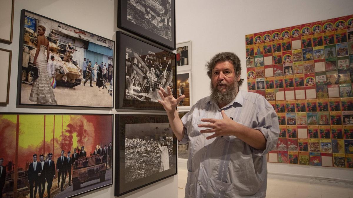 Pedro G. Romero durante el montaje de la exposición "Popular" en el IVAM.