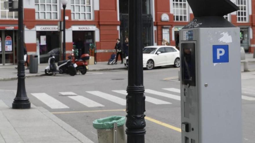 Uno de los parquímetros de la zona ORA, con el Mercado del Sur al fondo.   | MARCOS LEÓN