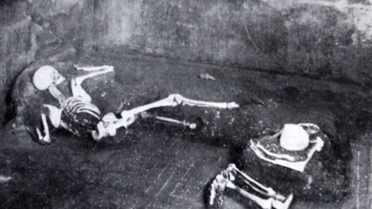 Los dos individuos cuyos restos fueron analizados en la investigación, tendidos mientras morían en Pompeya.