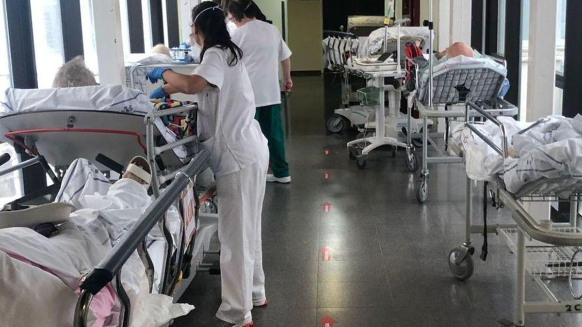 Pacientes en un pasillo de Urgencias del Hospital Universitario Insular de Gran Canaria, en una imagen de archivo.