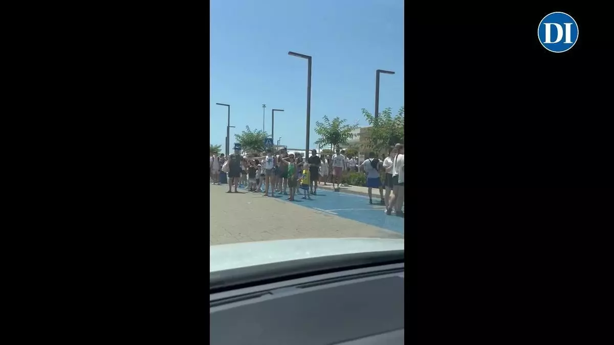 Tres cruceros vuelven a provocar el caos en el puerto de Ibiza con cientos de turistas buscando un medio de transporte a pleno sol