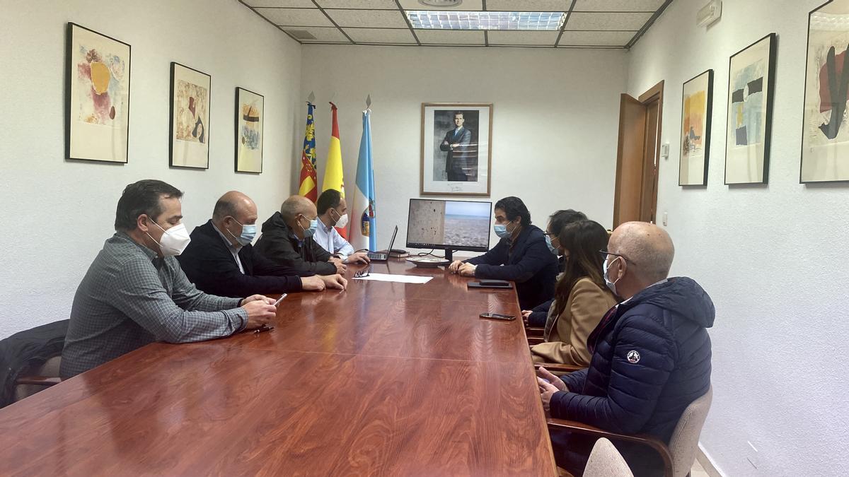 Reunión de trabajo de cargos públicos y técnicos del Ayuntamiento de Torrevieja y técnicos de la Conselleria de Transición Ecológica y Agricultura