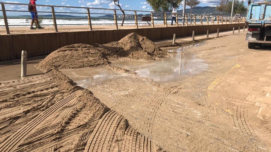 La arena acumulada por el temporal vuelve a la playa