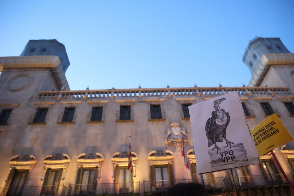 Protesta frente al Ayuntamiento de Alicante por las VPO