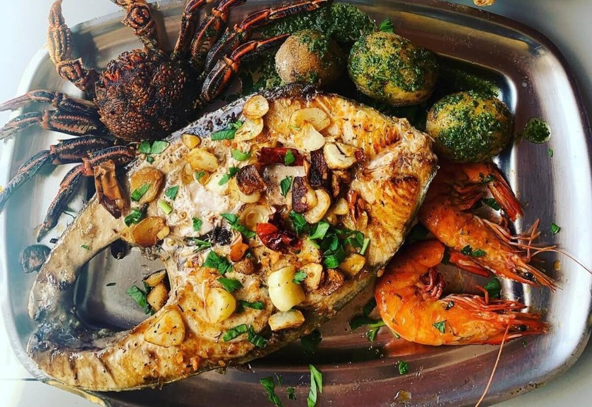 Los clientes van en busca de la parrillada de pescado fresco