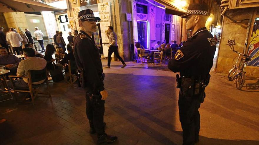 Agentes de policía en un control en el Casco Antiguo de Alicante meses atrás.