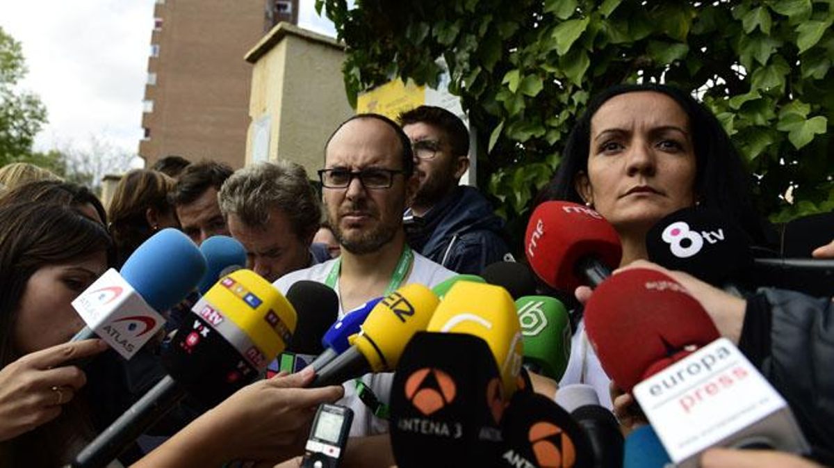 Els metges afirmen que la malalta d’Ebola es toco la cara amb els guants.