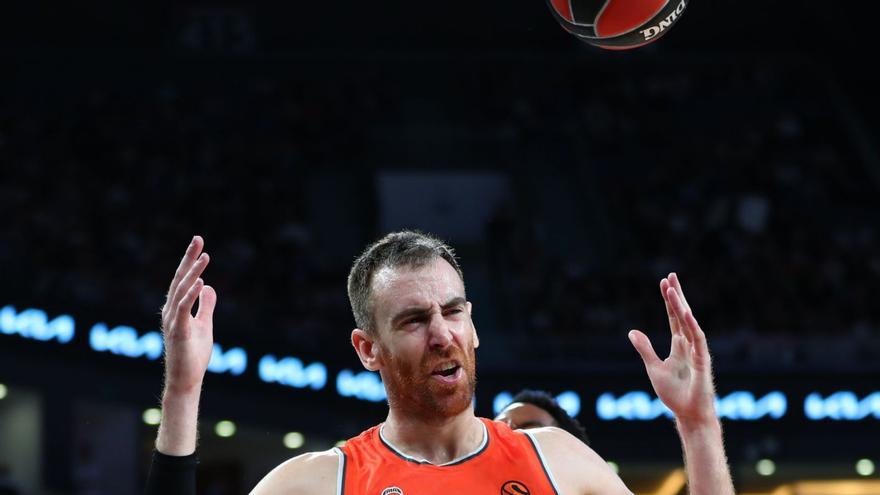 Gesto de rabia de Víctor Claver en la cancha del Anadolu Efes. | AYKUT AKICI/TURKPIX