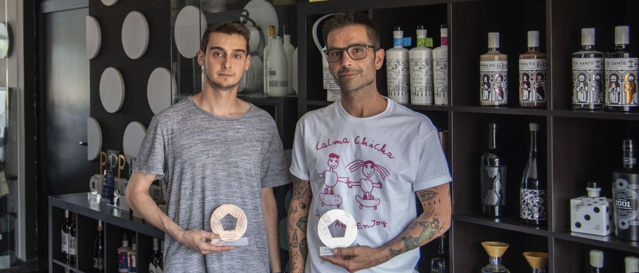 Javi Garduño (derecha), con su compañero Israel García, con los dos premios Pentawards. | Cedida