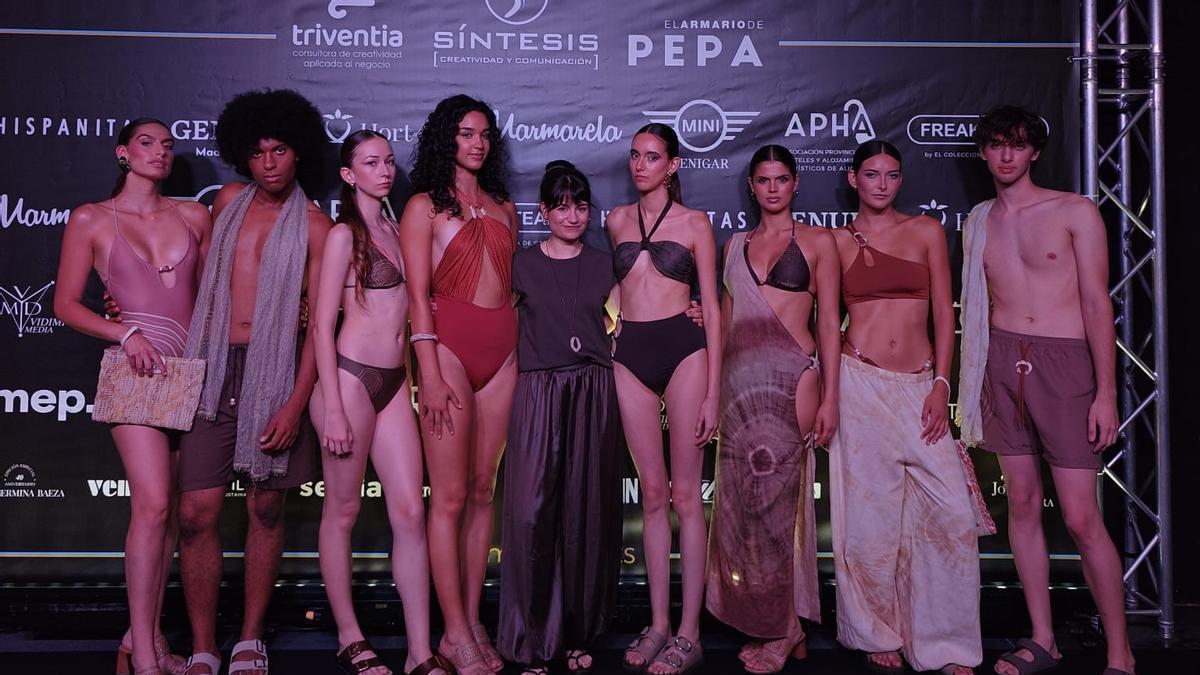 La grovense Clara Caneda junto a los modelos que lucieron su colección en Alicante.